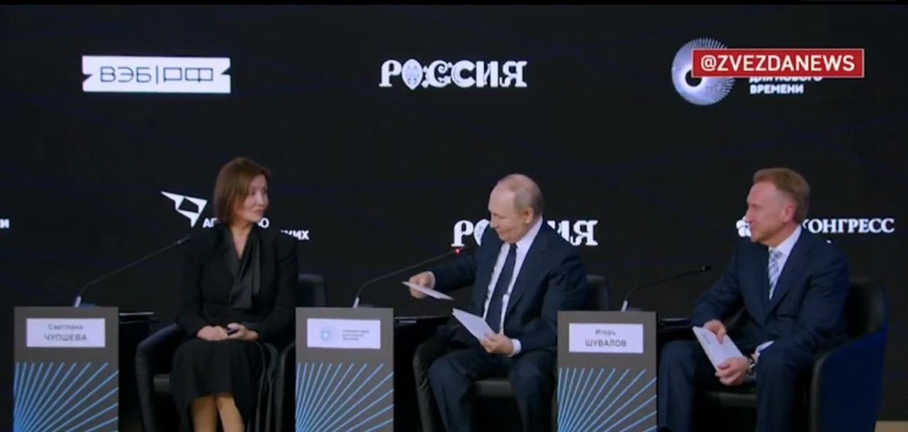  „Ar fi jenant să-l fac să aştepte.” Momentul în care Putin şi-a întrerupt discursul, ca să vorbească la telefon cu Trump