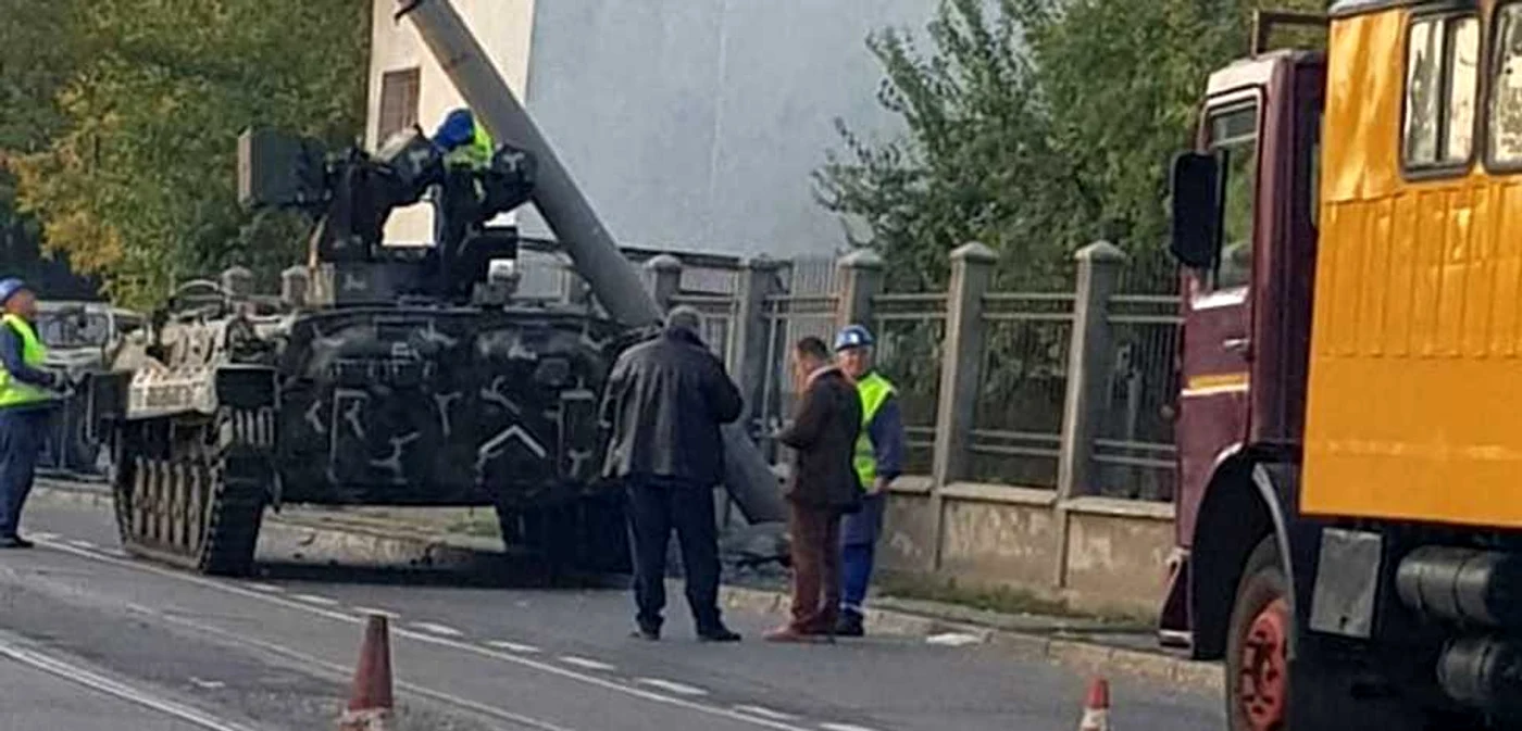 Tanc versus stâlp pe străzile din Galaţi FOTO Facebook/GSDG