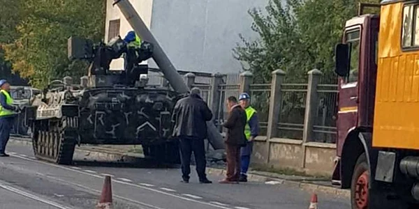 Tanc versus stâlp pe străzile din Galaţi FOTO Facebook/GSDG