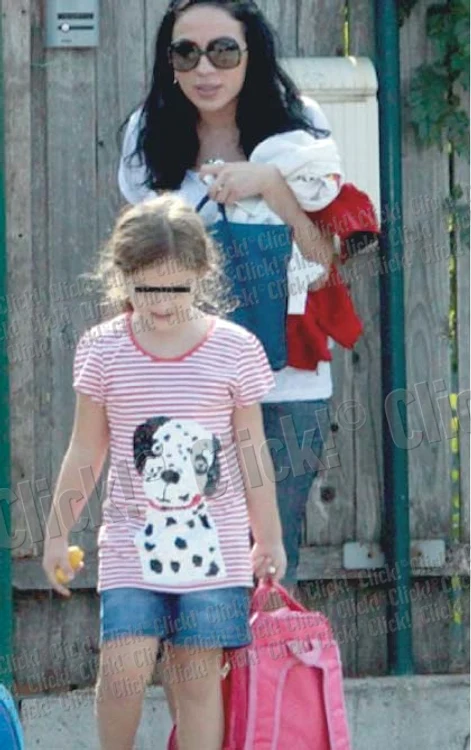 Rocsana Marcu este o mămică  foarte răbdătoare şi grijulie. Aici e alături de fetiţa ei, Mayra, de cinci ani