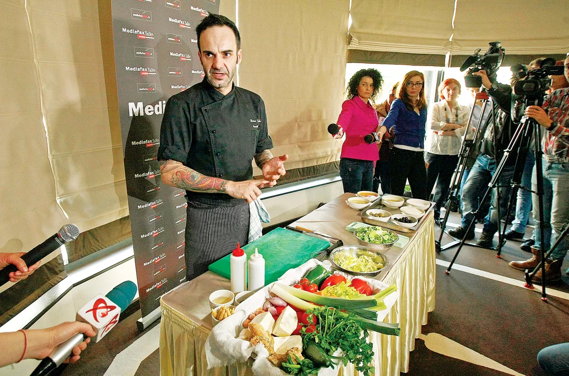 
    Chef Samuel LeTorriellec  ne prezintă câteva dintre alimentele sănătoase pe care experții OMS le recomandă în dieta zilnicăFoto: Dorin Constanda  