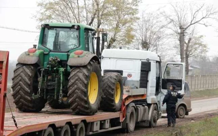 Tractoarele furate au fost recuperate de poliţişti FOTO libertatea.ro