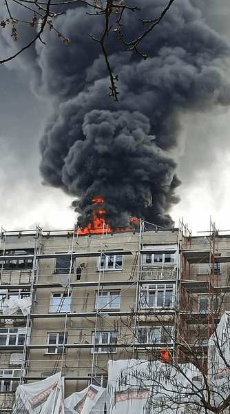 Incendiu puternic în Capitală. Terasa unui bloc în reabilitare a luat foc VIDEO