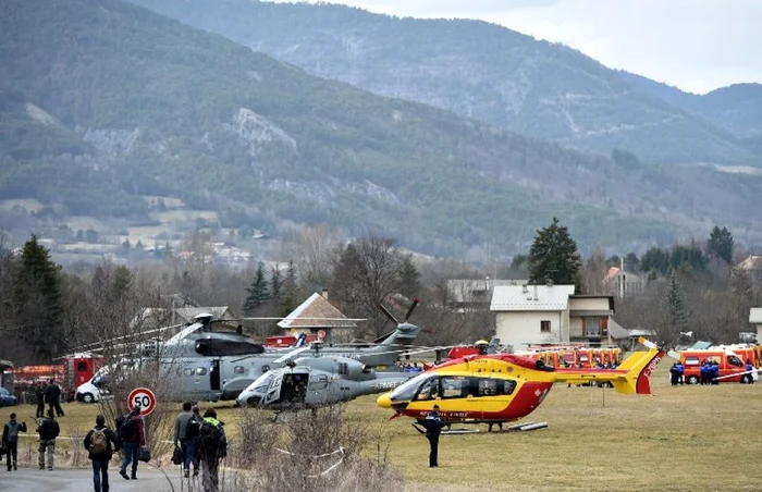 Elicopterele şi-au reluat zborurile miercuri, în căutarea rămăşiţelor avionului A320 prăbuşit în Alpii francezi, pe o temperatură aflată la limita îngheţului şi un cer acoperit cu nori FOTO AFP