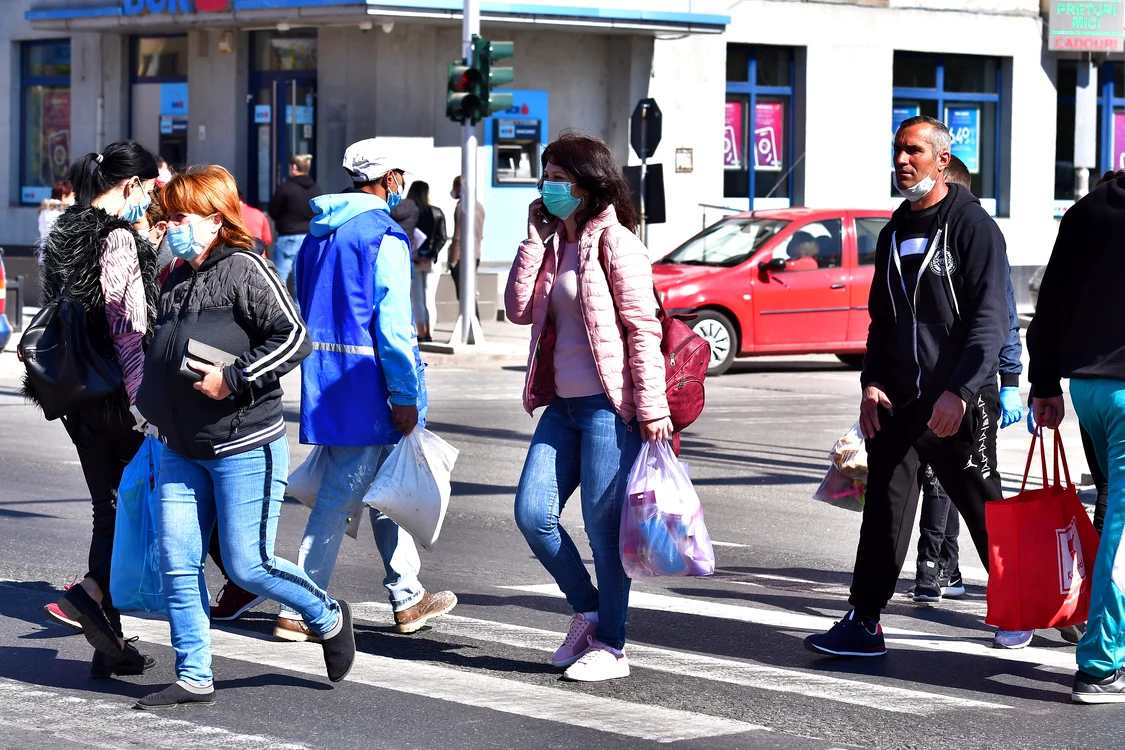 În tot mai multe localități, masca devine obligatorie pe stradă