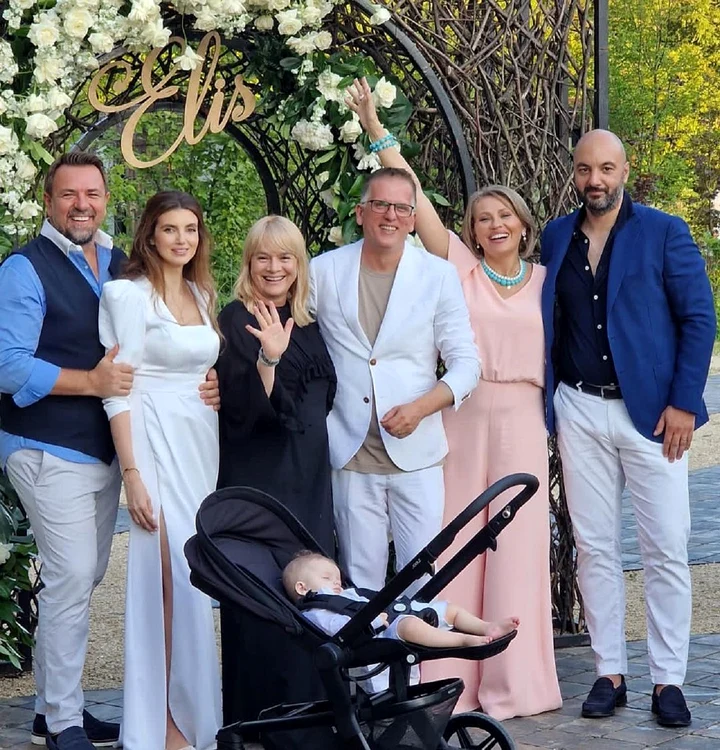 nasul Horia Brenciu, nasa Alice Dumitrescu, Mirela Vaida si sotul ei la botezul baietelului designerului Ellida Toma Instagram (32) jpg