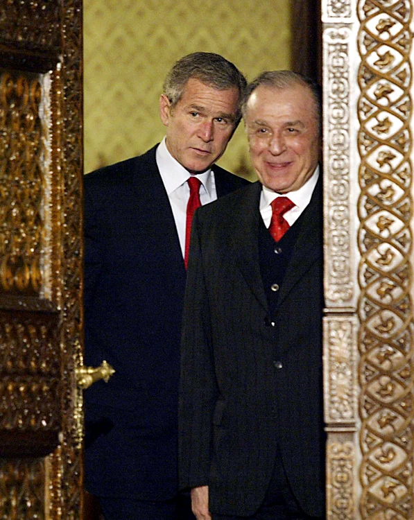 Ion Iliescu, alături de cel de-al patruzeci și treilea președinte al Statelor Unite. FOTO: AFP