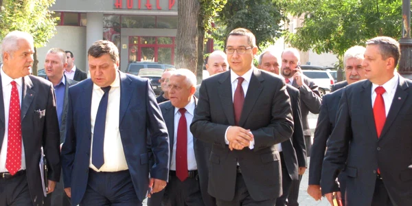 Victor Ponta, în timpul vizitei de la Alba Iulia 
