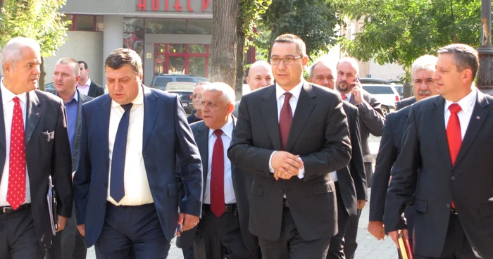 Victor Ponta, în timpul vizitei de la Alba Iulia