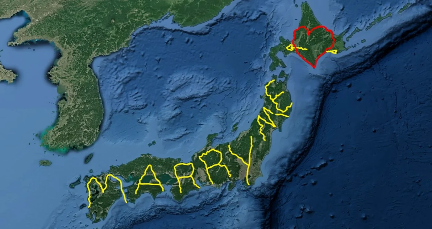 A călătorit peste 7.000 de km pentru a scrie mesajul „Marry me” / foto: captură video