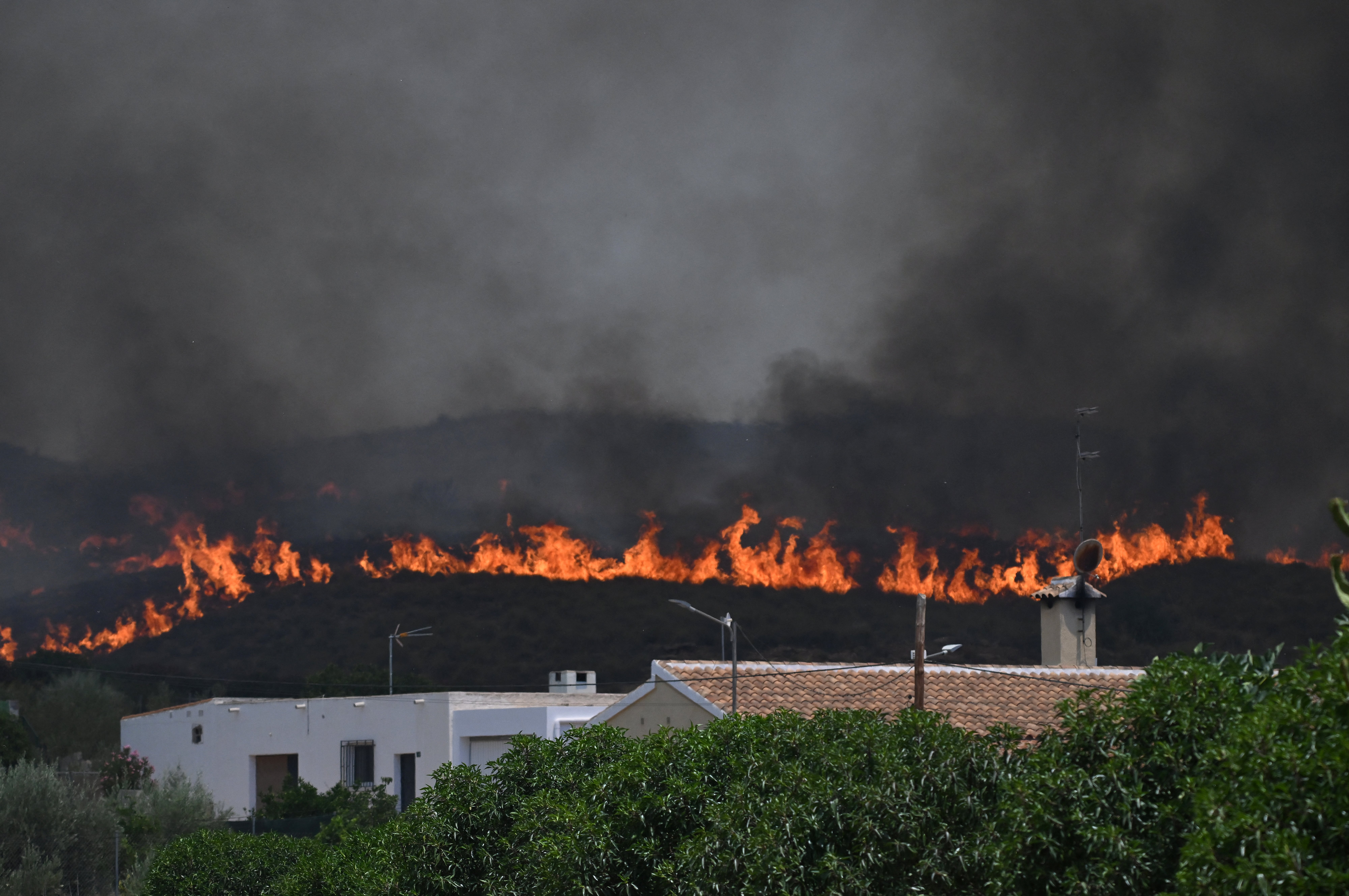  Flăcări în apropierea unei case din provincia Almería, Spania FOTO AFP 