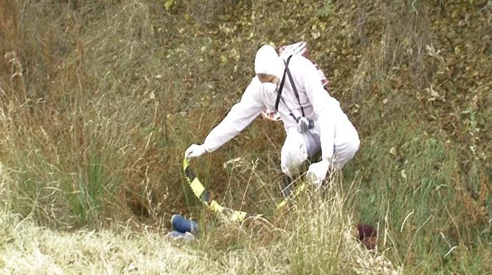 Trupul femeii a fost găsit de criminalişti în câmp