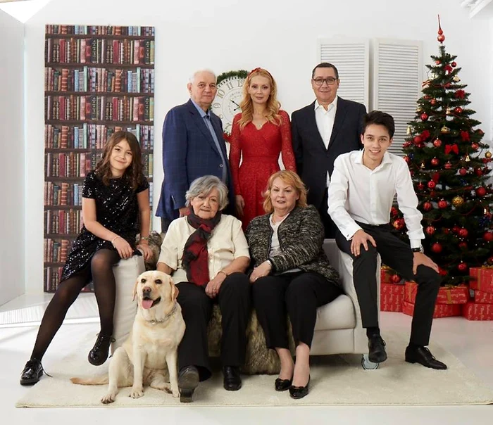 Fostul premier Victor Ponta a publicat o fotografie cu familia lui, în jurul bradului de Crăciun