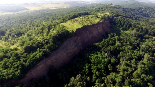 Imaginile dezastrului de la Roşiile - Vâlcea unde un deal a început să se surpe - văzute din dronă Foto Adevărul