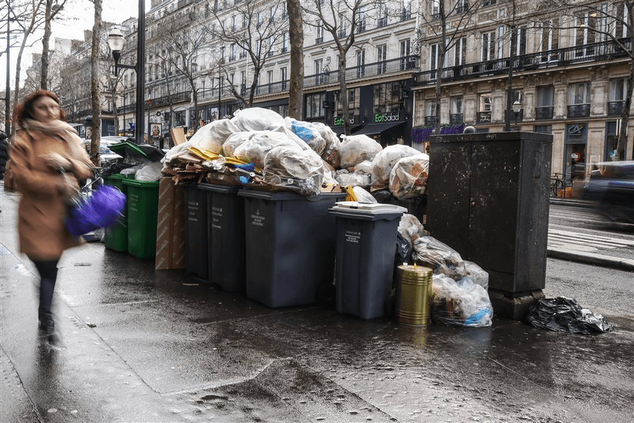 Greva francezilor împute Parisul: străzile sunt pline de gunoaie