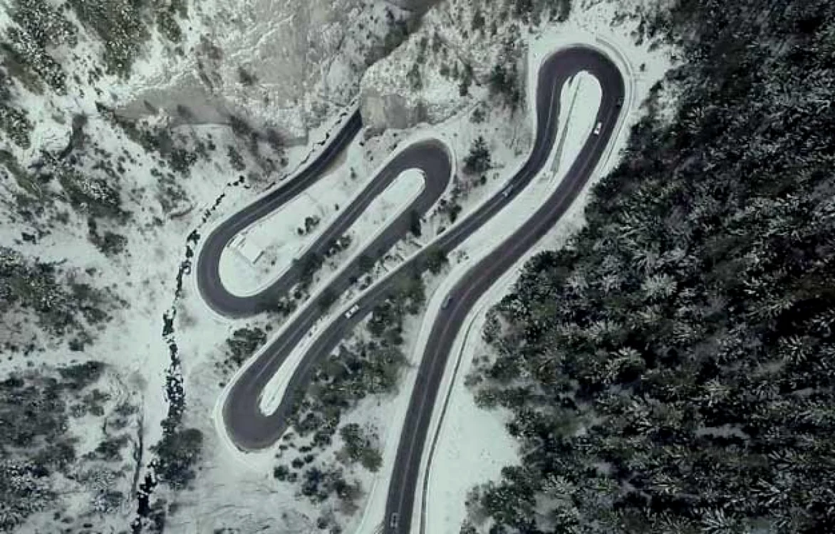 Serpentinele din Cheile Bicazului, iarna