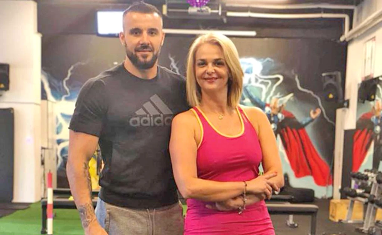 
    Iuliana Marciuc,  alături de  antrenorul care  scoate untul din ea  