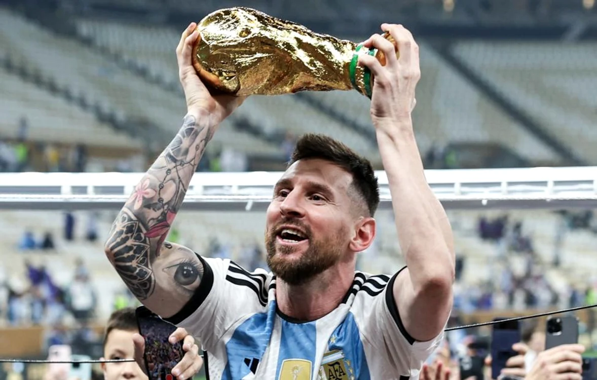 Messi cu Cupa Mondială, câștigată de Argentina pentru a treia oară. Foto: Instagram