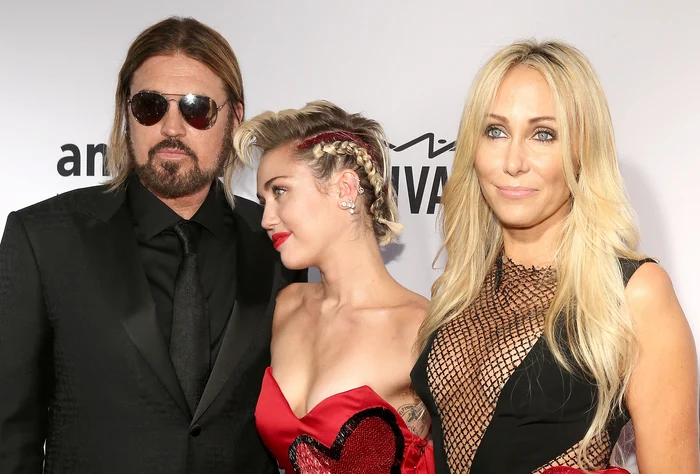 Mândră, Miley s-a poza alături de părinții săi.foto: Getty Images