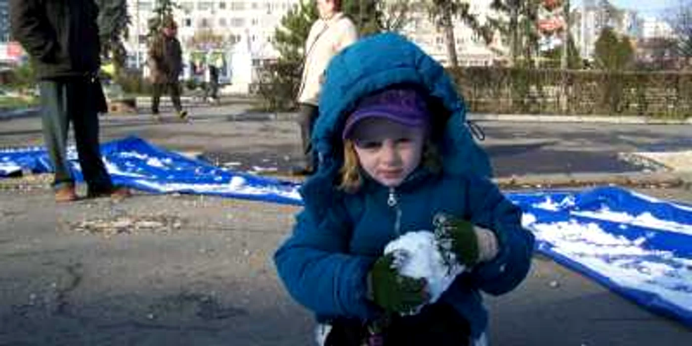 Ploieşti: Daria Matei s-a bucurat foarte mult de prima zăpadă