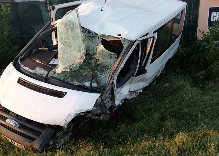 
    Șoferul microbuzului a pierdut controlul volanului și a părăsit partea carosabilăfoto: News.ro  
