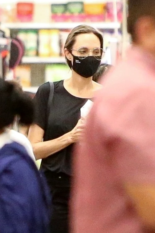 8 anagelina jolie la cumparaturi 8 jpg jpeg