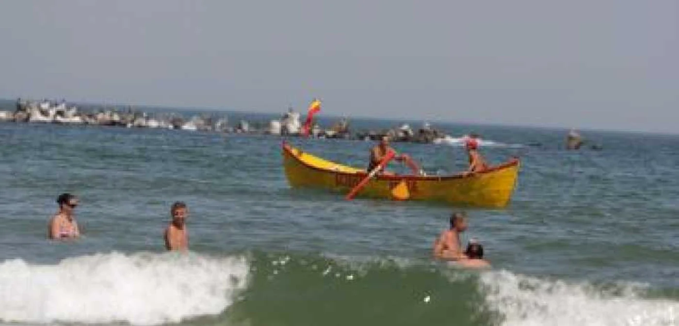 Constanţa: Salvamarii au arborat steagul galben de avertizare pe plaja din Mamaia