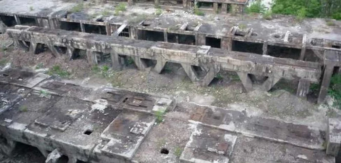 Ruine periculoase în Teliuc. FOTO: Arhivă.