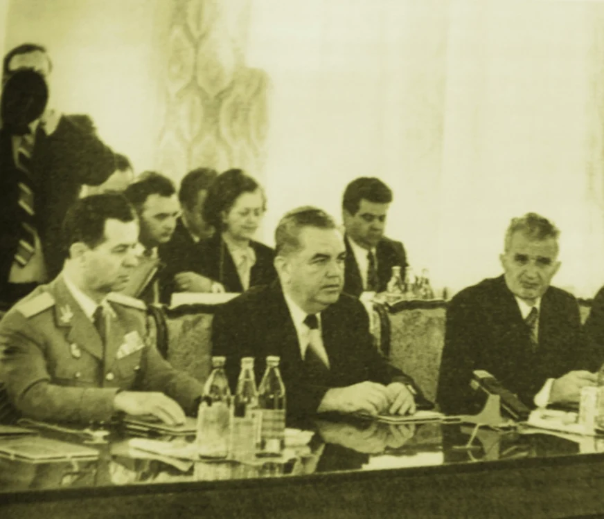 Constantin Olteanu cu Ceausescu la o sedinta a Tratatului de la varvovia FOTO Constantin Olteanu - O viata de om