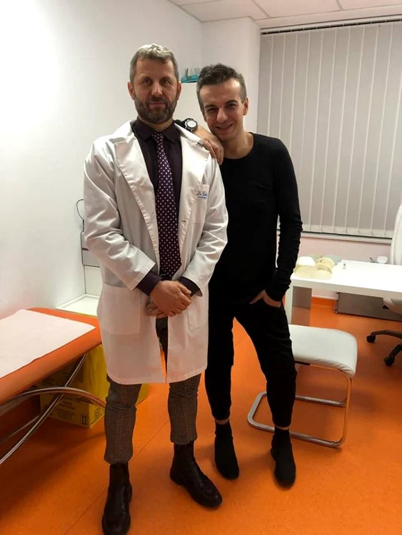 Răzvan Ciobanu şi medicul estetician Călin Doboş, care s-a ocupat ca designerul să arate bine