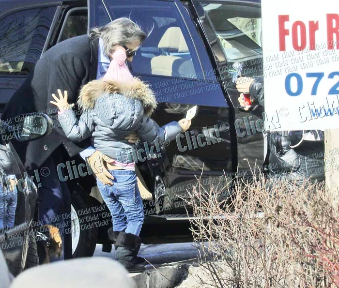 Tenismanul n-o răsfaţă  prea mult pe fata lui.  O lasă imediat jos, să  poată merge singură