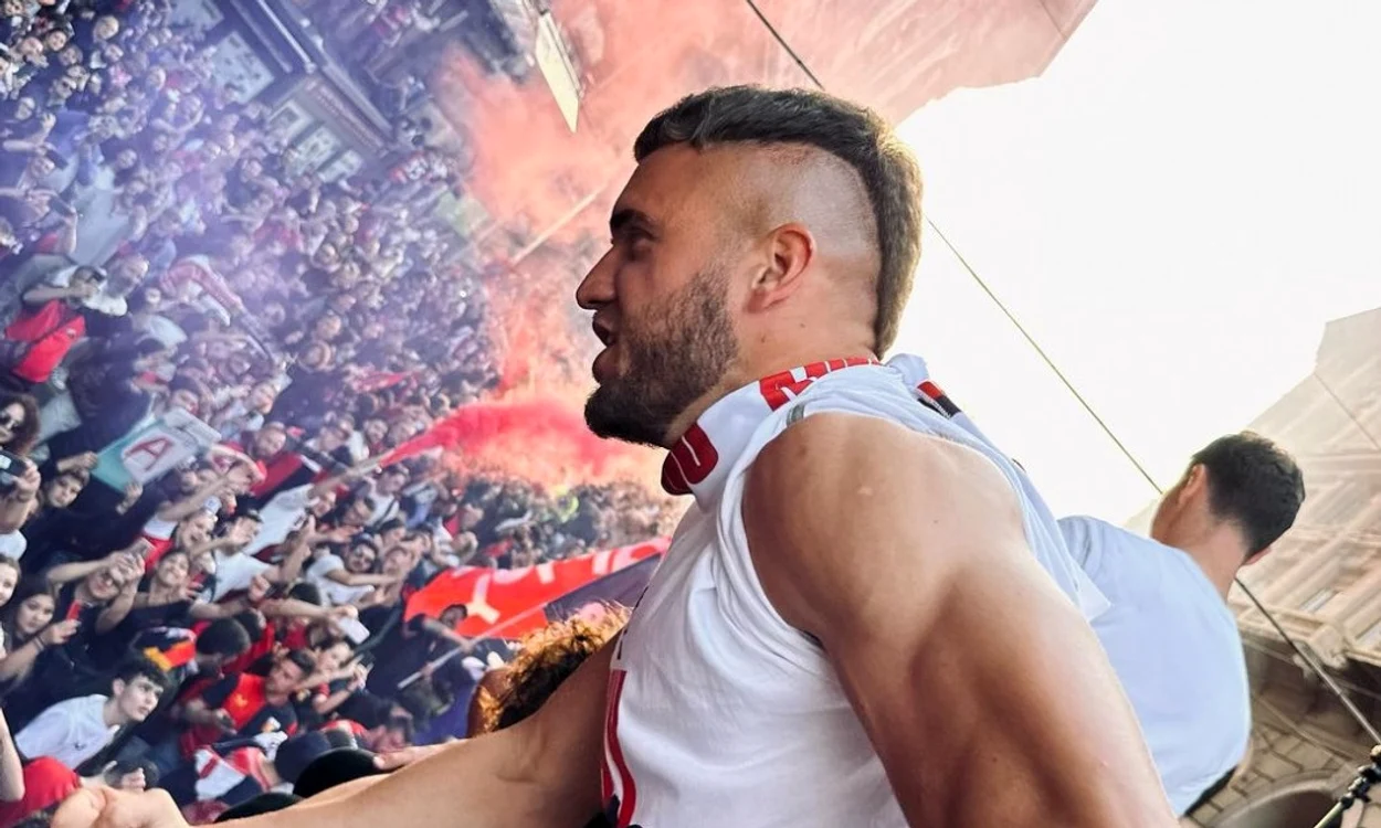 George Pușcaș, în autocar, sărbătorind promovarea alături de fani. Foto Instagram