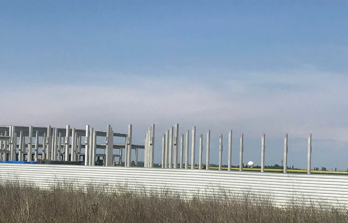 Centrul logistic Lidl este ridicat chiar în vecinătatea radarului de supraveghere aeriană FOTO / Ana Popescu