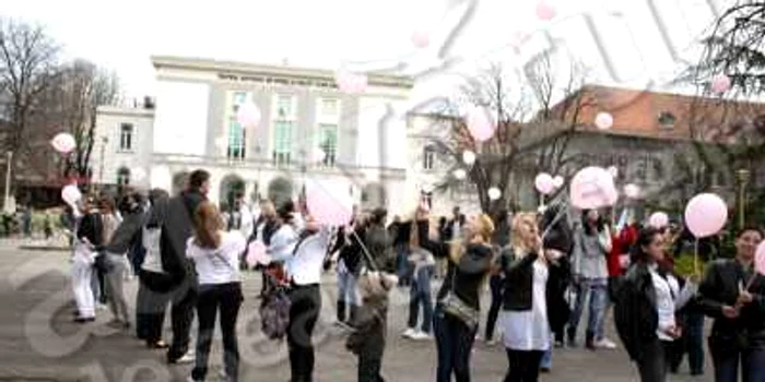 Participantele au aruncat baloane roz în aer în semn de susţinere pentru bolnavii de cancer