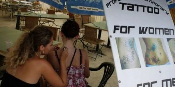 Româncele se lasă purtate de val la mare și acceptă să-și facă mai multe tatuaje, fie ele și temporare
