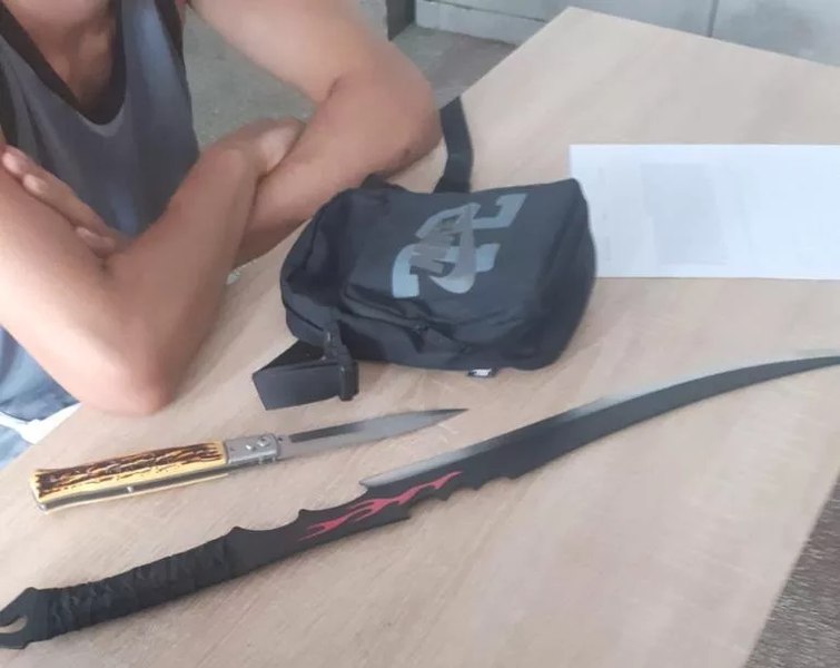 Tânăr înarmat cu o macetă şi un cuţit - prins de jandarmi la un loc de joacă din Drobeta Turnu Severin