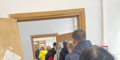 01 oameni coada sectii votare parlamentare 2024 foto Facebook Mihai Mironica jpg