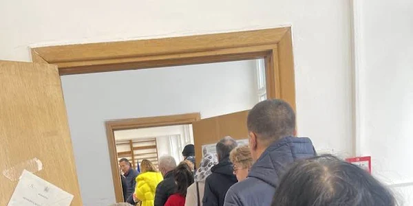 01 oameni coada sectii votare parlamentare 2024 foto Facebook Mihai Mironica jpg
