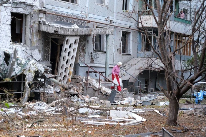 Locatarii s-au întors în blocul bombardat sâmbătă naopte. FOTO: Facebook/Ivan Fedorov