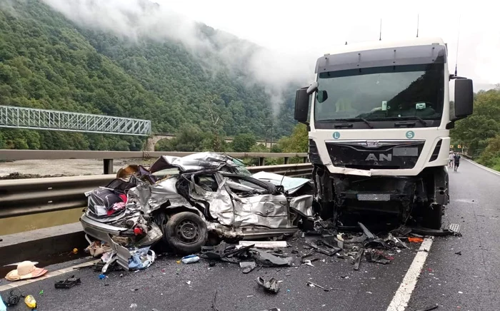 Autoturismul a fost strivit în urma accidentului FOTO ISU Sibiu