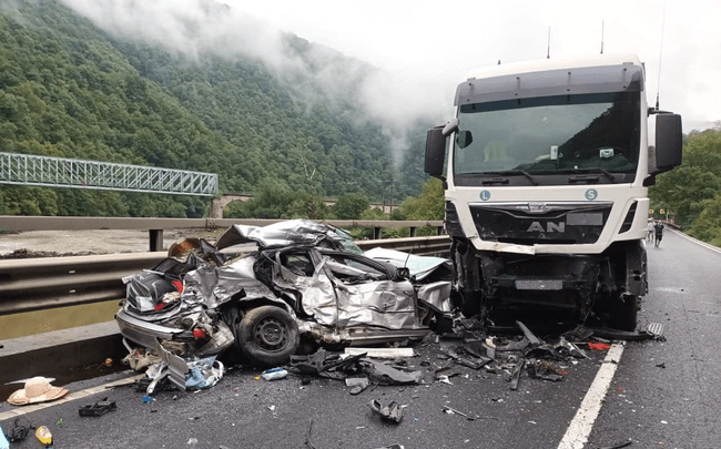 Accident groaznic pe Valea Oltului: o familie din Alba, cu un bebeluș de un an, a murit