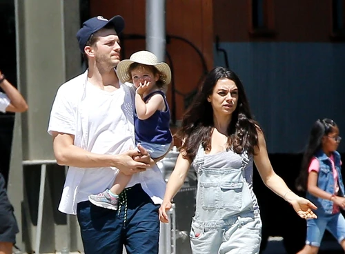 ashton kutcher si familia hepta 2445766 jpg jpeg