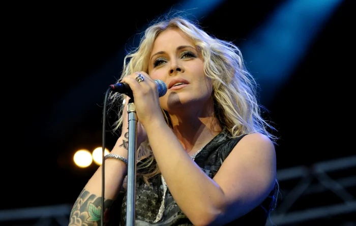 Anouk a cucerit topurile cu hitul
„Nobody’s Wife“, la mijlocul anilor '90