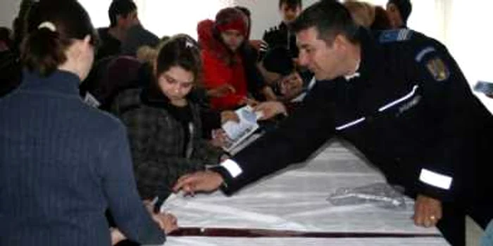 Elevii au discutat cu oamenii legii despre problemele întâmpinate în şcoală sau în familie