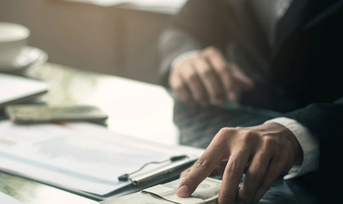 Ofițerul ar fi primit 1.000 de lei de la administratorul unei societăți. FOTO Shutterstock