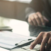 Bărbat care dă mită un tenac de dolari americani FOTO Shutterstock