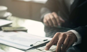 Bărbat care dă mită un tenac de dolari americani FOTO Shutterstock