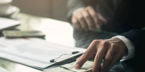 Bărbat care dă mită un tenac de dolari americani FOTO Shutterstock