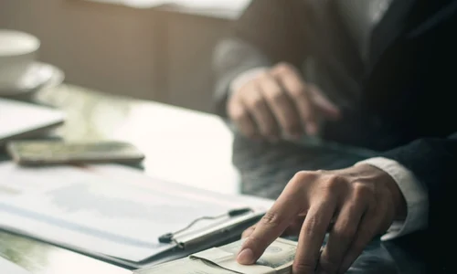 Bărbat care dă mită un tenac de dolari americani FOTO Shutterstock