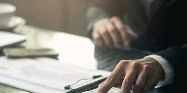 Bărbat care dă mită un tenac de dolari americani FOTO Shutterstock